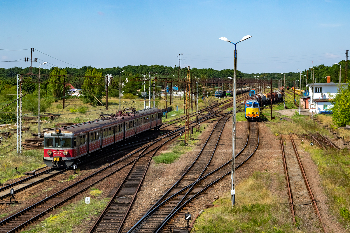 EN57-948, 301Db-143: Kostrzyn Towarowy