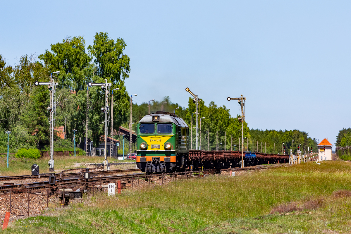 ST44-1074: Bąk
