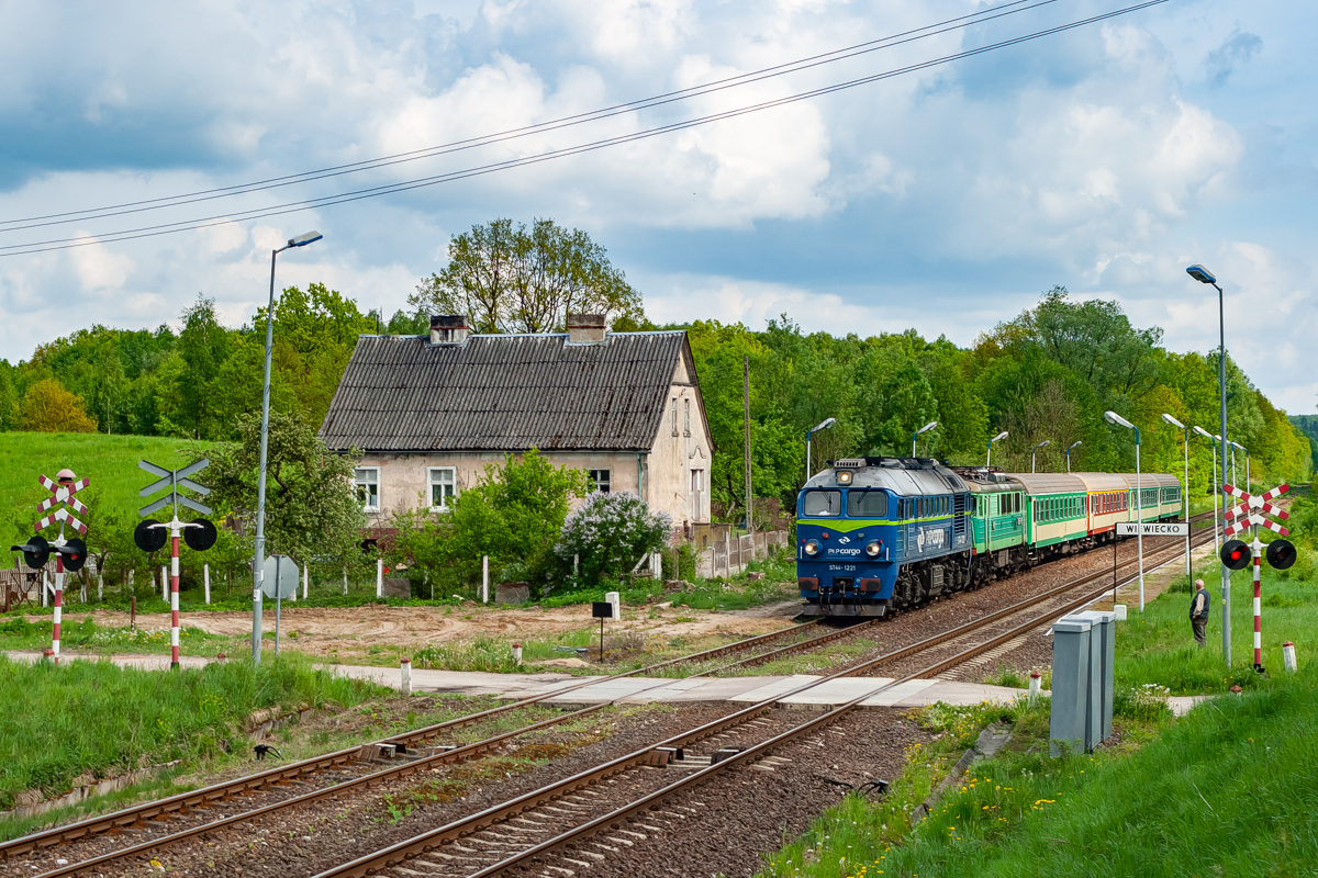 ST44-1221+EU07-519: Wiewiecko