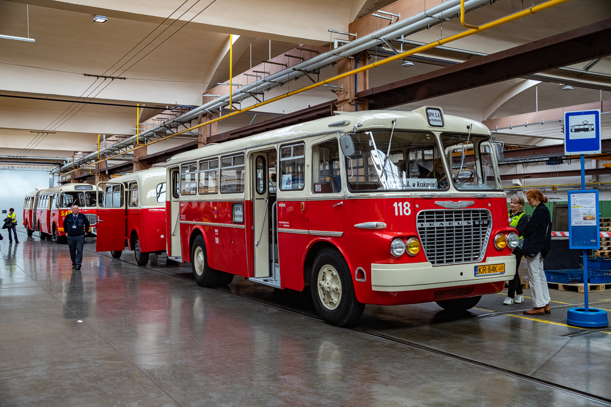 Ikarus 620.54 #118 + Karosa B40 #600: Kraków, zajezdnia Podgórze
