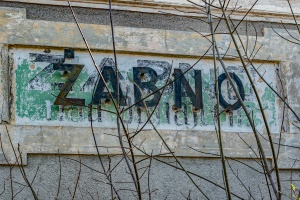 Żabno - napis